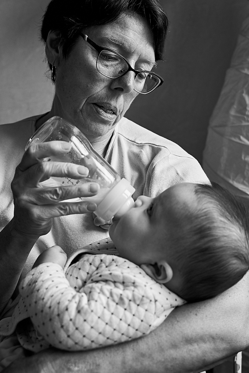 Photo d'une grand-mère donnant le biberon