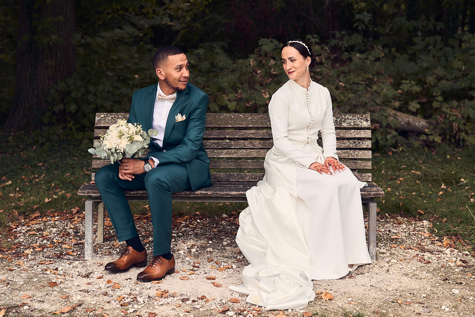 Couple de mariés assis sur un banc